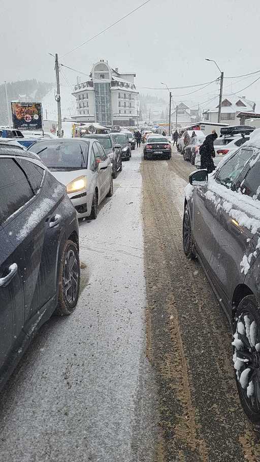 Gorj: Restricţii pe drumul din zona turistic-montană Rânca, din cauza aglomeraţiei. Pot urca doar turiştii care au cazări în zonă
