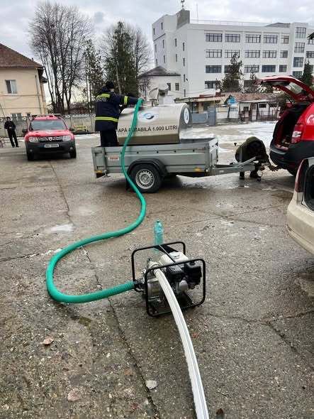 Departamentul pentru Situaţii de Urgenţă, misiune de sprijin pentru comunităţile din judeţul Braşov afectate de întreruperea furnizării apei potabile, în urma unui incident ecologic /  Aproximativ 11.000 de consumatori sunt afectaţi, din 4 localităţi