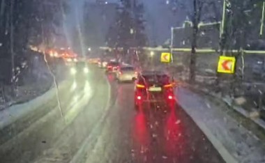 Trafic foarte aglomerat pe DN 7 - Valea OItului, unde ninge puternic - VIDEO