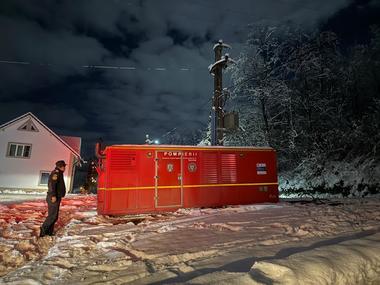 Alba: Peste 15.000 de consumatori nu au încă electricitate, în urma avariilor provocate de ninsori şi viscol/ Şapte generatoare, amplasate în diferite localităţi/ 180 de consumatori nu au apă, din cauza opririi pompelor - FOTO, VIDEO