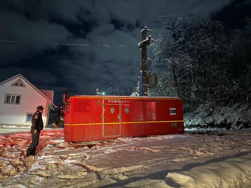 Alba: Peste 15.000 de consumatori nu au încă electricitate, în urma avariilor provocate de ninsori şi viscol/ Şapte generatoare, amplasate în diferite localităţi/ 180 de consumatori nu au apă, din cauza opririi pompelor - FOTO, VIDEO