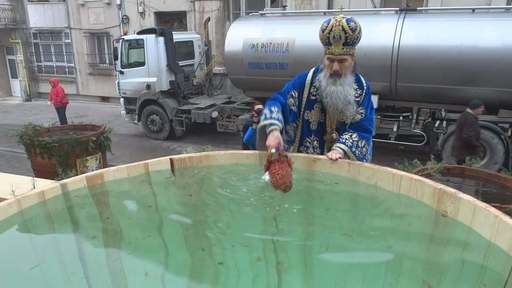 Arhiepiscopul Tomisului a oficiat slujba de Sfinţire Mare a Apei, identică cu cea din ziua de Bobotează / Apa sfinţită va fi îmbuteliată în 300.000 de PET-uri, oferite credincioşilor de Bobotează - FOTO
