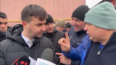 Protest în faţa primăriei oraşului sucevean Salcea, oamenii fiind nemulţumiţi de creşterea taxelor şi impozitelor locale. Primarul a venit să discute cu oamenii şi a fost apostrofat de cetăţeni