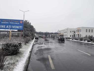 Trafic intens la frontiera de est a României, în special pe sensul de intrare în ţară/ Aproximativ 15.000 de persoane au intrat în ţară, în ultimele 48 de ore, pe la Albiţa/ Au fost luate măsuri pentru menţinerea fluenţei circulaţiei
