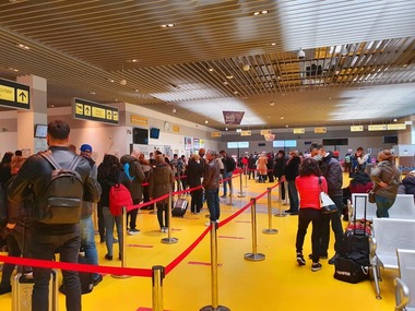 Ceaţă densă pe aeroportul din Iaşi: Zborul Bucureşti-Iaşi şi retur a fost anulat, în timp ce alte două curse aeriene au fost redirecţionate la Suceava