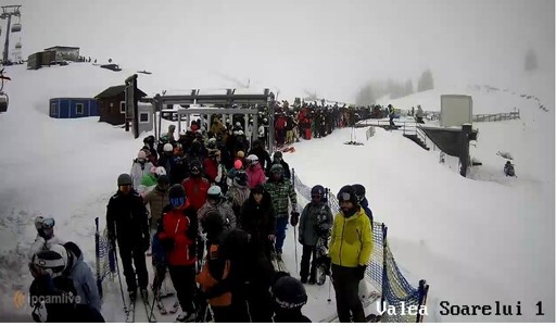 Aglomeraţie la staţia de plecare de la gondola Sinaia, după câteva zile în care instalaţiile nu au funcţionat din cauza vântului. Mesajul administratorilor pârtiilor: ”Încercaţi şi alte staţiuni” - FOTO, VIDEO