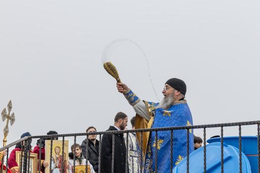 Peste 1.000 de credincioşi au participat la procesiunea de Bobotează pe malul râului Buzău - FOTO