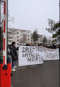 Protest la Spitalul Judeţean de Urgenţă Buzău, după decesul unui tânăr de 25 de ani, rănit într-un accident rutier - VIDEO