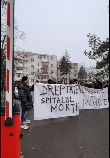 Protest la Spitalul Judeţean de Urgenţă Buzău, după decesul unui tânăr de 25 de ani, rănit într-un accident rutier - VIDEO