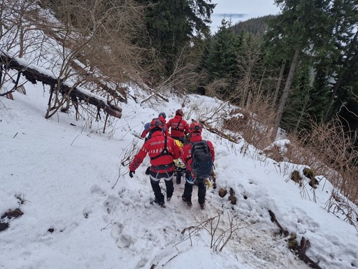 Intervenţie de durată a salvamontiştilor din Neamţ pentru recuperarea unui tânăr, inconştient, din zona înaltă a Masivului Ceahlău/ Operaţiunea a durat circa patru ore 