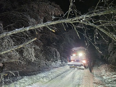 Patru drumuri judeţene din judeţul Alba sunt blocate, joi seară, în urma căderilor masive de zăpadă. Oficialii Consiliului Judeţean indică şoferilor rute alternative - FOTO