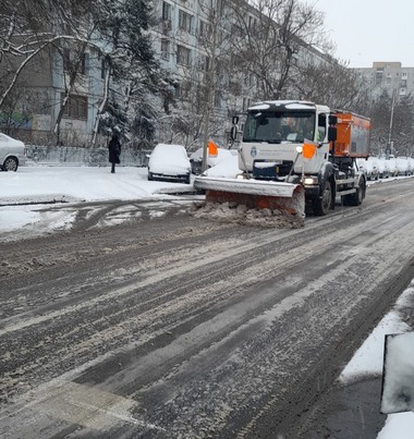 Primăria Capitalei: 312 utilaje de salubrizare şi 1.144 de muncitori din toate sectoarele sunt pe străzi, în acest moment. Curăţă zăpada şi împrăştie material antiderapant