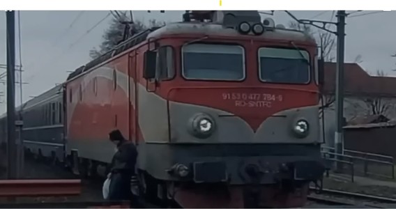 CFR S.A. atrage atenţia asupra ”comportamentelor periculoase” la o trecere la nivel cu calea ferată/ Un şofer care forţează trecerea, în timp ce barierele coboară, şi un pieton care traversează prin faţa unui tren care se apropie - VIDEO