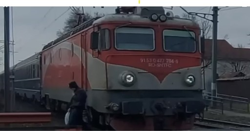 CFR S.A. atrage atenţia asupra ”comportamentelor periculoase” la o trecere la nivel cu calea ferată/ Un şofer care forţează trecerea, în timp ce barierele coboară, şi un pieton care traversează prin faţa unui tren care se apropie - VIDEO