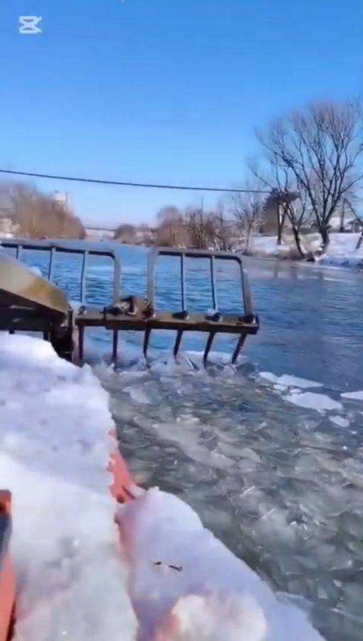 Angajaţii de la Apele Române Banat, sparg cu ajutorul utilajelor podurile de gheaţă formate pe râul Bega - FOTO, VIDEO
