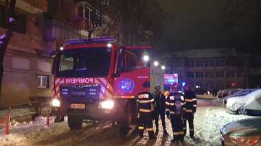 Explozie urmată de incendiu, într-un apartament din municipiul Zalău/ A fost activat Planul Roşu de Intervenţie/ Un bărbat cu arsuri, preluat de un echipaj TIM/ Alte opt persoane au primit îngrijiri/ În total, 18 locatari au fost evacuaţi