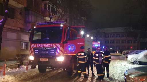 UPDATE - Explozie urmată de incendiu, într-un apartament din municipiul Zalău/ A fost activat Planul Roşu de Intervenţie/ Un bărbat cu arsuri şi o persoană intoxicată cu fum, duşi la spital/ Alte opt persoane au primit îngrijiri/ 39 de locatari, evacuaţi