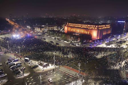 UPDATE - Protest faţă de Guvern, organizat de AUR/ Participanţii au scandat ”Călin Georgescu preşedinte!”/ Unii manifestanţi au aruncat recipiente de plastic, bulgări şi panouri metalice spre forţele de ordine/ Jandarmii au folosit substanţe lacrimogene