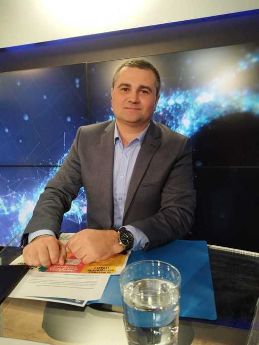 Dr. Ciprian Ursu (INSP): Vedem destul de des copii mai mici de doi ani cu telefonul în faţă. Telefonul nu se recomandă la vârste atât de mici, iar la vârste mai mari e nevoie de limită şi de pauze