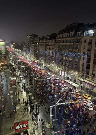 Mesajul ”Marş la Moscova!”, afişat pe clădirile din Piaţa Universităţii în timpul protestului AUR. Jandarmii au intervenit şi i-au cerut bărbatului care l-a postat să plece. Câţiva protestatari au înjurat. Mesajul iniţiatorilor demersului