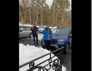 Scandal la o firmă a Consiliului Local Sinaia, unde doi consilieri locali care au dorit să depună nişte reclamaţii nu au fost primiţi. Reprezentanţii firmei au chemat Poliţia care, în urma sandalului, a emis ordine de protecţie şi a deschis dosar penal