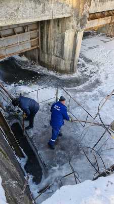 Specialiştii de la Apele Române intervin de urgenţă la priza de apă de la Barajul Gurghiu, judeţul Mureş, unde s-au format pod de gheaţă şi depuneri - VIDEO