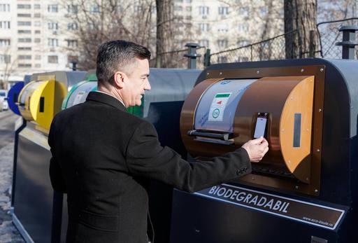 Primăria Iaşi va instala în oraş containere digitalizate pentru colectarea gunoiului, iar accesul locatarilor va fi permis doar cu un card sau cu o aplicaţie instalată pe telefonul mobil. Investiţia se ridică la peste 24 de milioane de lei