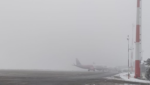 Cursa Tarom Bucureşti-Iaşi a fost anulată din cauza ceţii de pe aeroportul ieşean. Două zboruri Ryanair de la Paris şi Bruxelles au fost redirecţionate către Timişoara
