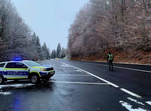 Depuneri de polei, pe DN 2, în judeţul Suceava/ Ceaţă care scade vizibilitatea şi favorizează formarea gheţuşului, pe drumuri din judeţele Argeş, Dâmboviţa şi Harghita