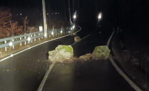CNAIR avertizează că este risc major de căderi de pietre şi blocuri de stâncă de pe versanţi pe mai multe sectoare de drum montan şi de defileu din cauza fenomenului îngheţ-dezgheţ din ultimele zile/ Recomandările drumarilor - FOTO