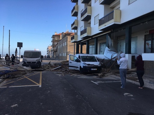 MAE atenţionează că marţi şi miercuri este cod roşu de vânt puternic în Portugalia, cu rafale de peste 130 de km/h în zonele de coastă şi cu furtuni maritime extreme 