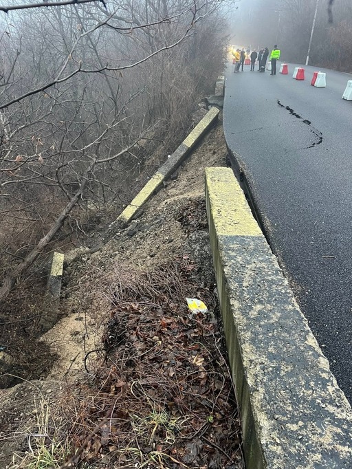 Prahova: Drum judeţean închis, în municipiul Câmpina, din cauza ”pericolului iminent de prăbuşire” apărut în urma unei alunecări de teren