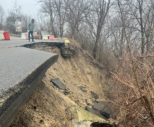 Prahova: Drumul judeţean afectat de o alunecare de teren în municipiul Câmpina s-a prăbuşit