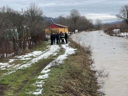 Dolj: Un drum judeţean afectat de inundaţiile de marţi rămâne închis, al doilea a fost redat circulaţiei. Nivelul unor cursuri de apă este în creştere, însă nu sunt probleme - FOTO