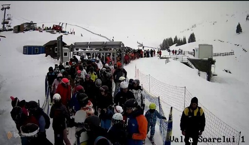 Zeci de turişti, la rând la mijloacele de transport pe cablu din Bucegi. Administratorii pârtiilor atrag atenţia că nu sunt condiţii ideale pentru începători - FOTO