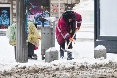 Primăria Capitalei atrage atenţia comercianţilor, asociaţiilor de proprietari şi persoanelor care locuiesc la case că au obligaţia să cureţe zăpada de pe trotuare şi ţurţurii de la balcoane şi streşini/ Sute de controale făcute de poliţiştii locali
