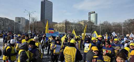 UPDATE - Protest al sindicatelor din educaţie în Piaţa Victoriei/ Strângere de semnături pentru anularea ”măsurilor anti-educaţie” luate de Guvern/ Mesaje la protest -  ”Şcoală săracă, ţară ne-educată”, ”Cereţi performanţă, dar oferiţi ignoranţă” - VIDEO