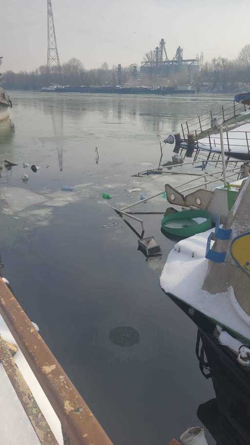 UPDATE - Poluare cu produse petroliere pe Dunăre, în zona Giurgiu/ Specialişti de la ”Apele Române” vor face măsurători/ Pe suprafaţa apei a apărut o peliculă de ulei, însă nu se simte miros de carburant - FOTO