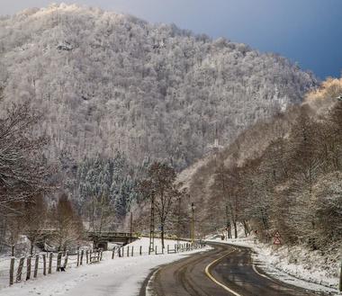 Circulaţie rutieră închisă pe Transfăgărăşan în zona localităţii Arefu, de miercuri şi până în 20 martie/ Măsura a fost luată pentru ca o macara să poată staţiona pe şosea în timpul unor lucrări la Barajul Vidraru