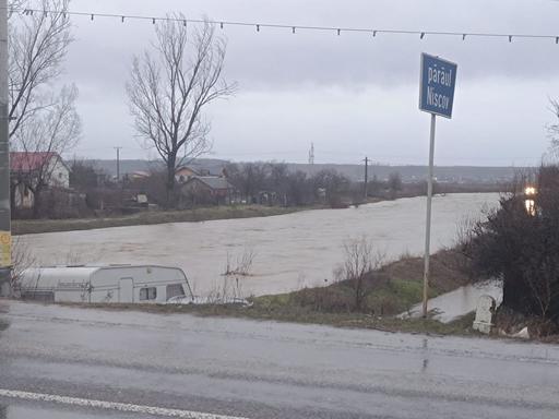 Buzău: Mai multe drumuri afectate de ploi şi gospodării inundate - FOTO
