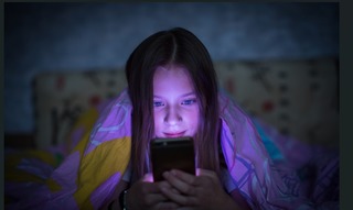 Salvaţi Copiii recomandă interdicţia totală a accesului copiilor sub 13 ani pe reţelele sociale şi acces limitat pentru cei între 13 şi 15 ani şi cere sancţiuni reale pentru platformele care permit crearea de conturi de către minori fără verificare