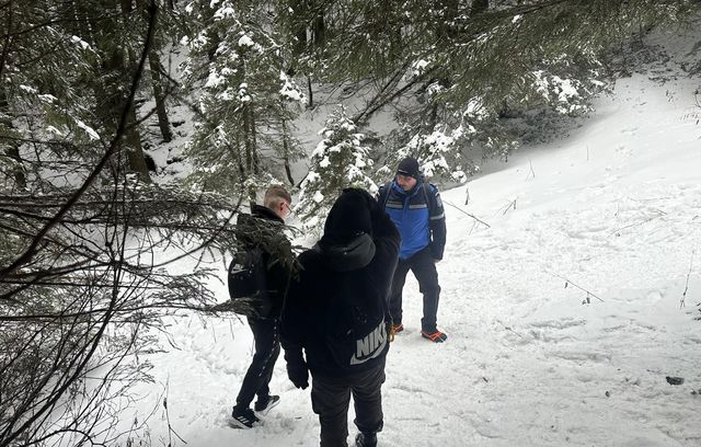 Neamţ: Doi tineri încălţaţi cu pantofi sport, opriţi de jandarmi pe un traseu în Ceahlău / Ei au fost sfătuiţi să coboare pentru că nu aveau echipament adecvat – FOTO