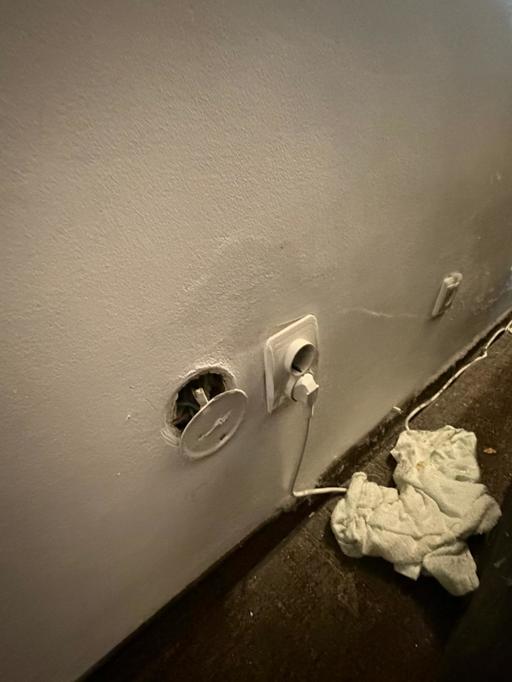 Hotelul Dobrogea, închis temporar de comisarii CJPC Constanţa/ Aceştia au găsit băi murdare, robineţi plini de calcar şi rugină, aşternuturi şi prosoape cu aspect murdar, probleme la instalaţiile electrice - FOTO, VIDEO