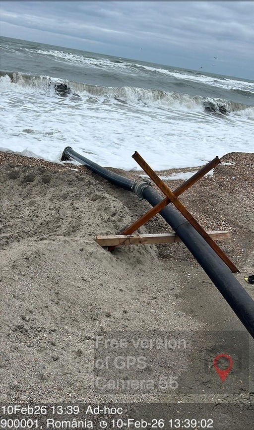 Verificări ale Administraţiei Bazinale de Apă Dobrogea Litoral după o sesizareprivind evacuarea în Marea Neagră a unor ape de la fundaţia unei clădiri în construcţie din Mamaia - FOTO