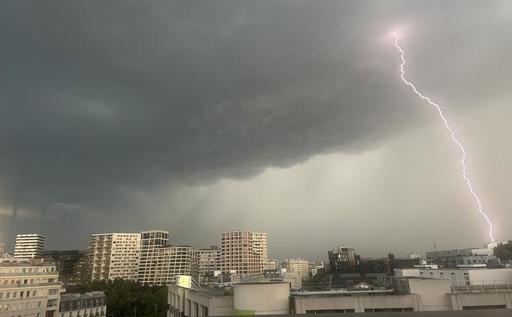 MAE, atenţionare de călătorie pentru românii care vor să călătorească în Franţa: Cod roşu de inundaţii, ploi şi vânt puternic/ În Alpi, ninsori abundente, cu risc ridicat de avalanşe/ Pot fi perturbări ale traficului rutier, feroviar şi aerian