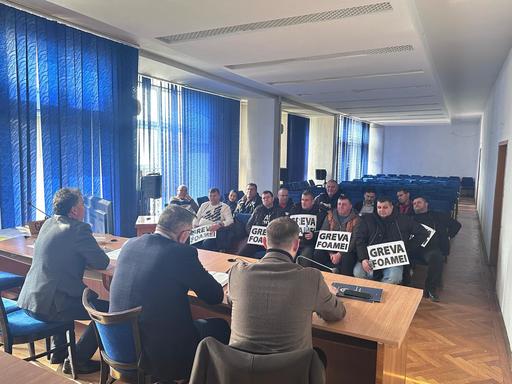Treisprezece salariaţi ai Complexului Energetic Oltenia, în greva foamei / Prefectul judeţului Gorj i-a primit la discuţii / Oamenii, nemulţumiţi de posibilitatea pierderii tichetelor de masă şi de scăderea veniturilor