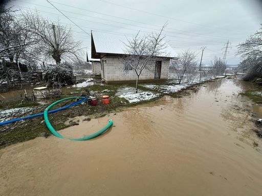 Intervenţii ale ISU Buzău în mai multe localităţi din judeţ. Căderi de pietre pe DN10 şi alunecări de teren reactivate FOTO