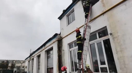 Incendiu la o hală industrială unde se prelucrează deşeuri din plastic, în Ploieşti/ Circa 15 persoane au ieşit din clădire