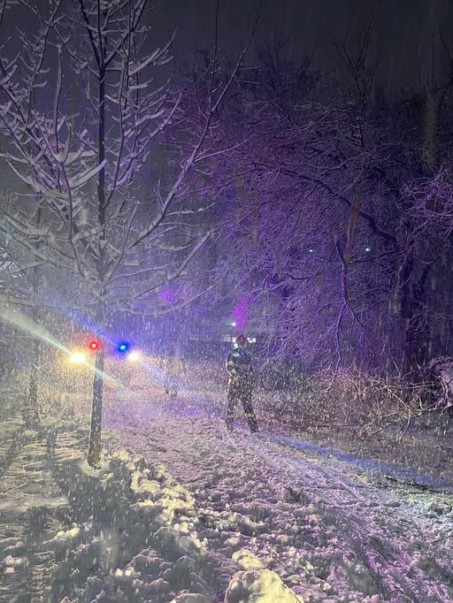 UPDATE - IGSU: Localităţi din 21 de judeţe şi Bucureşti, afectate de ninsori şi viscol/ 44 de maşini, deblocate/ Autostrăzi şi drumuri naţionale, închise/ 13 curse aeriene afectate/ Circulaţia a 22 de trenuri, suspendată/ Premierul Bolojan, la MAI-VIDEO