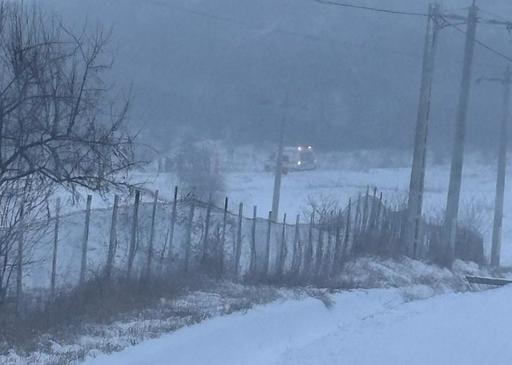Iaşi: Intervenţie a pompierilor pentru scoaterea unei ambulanţe blocate în zăpadă, în comuna Victoria/ Autosanitara transporta o femeie şi un nou-născut FOTO